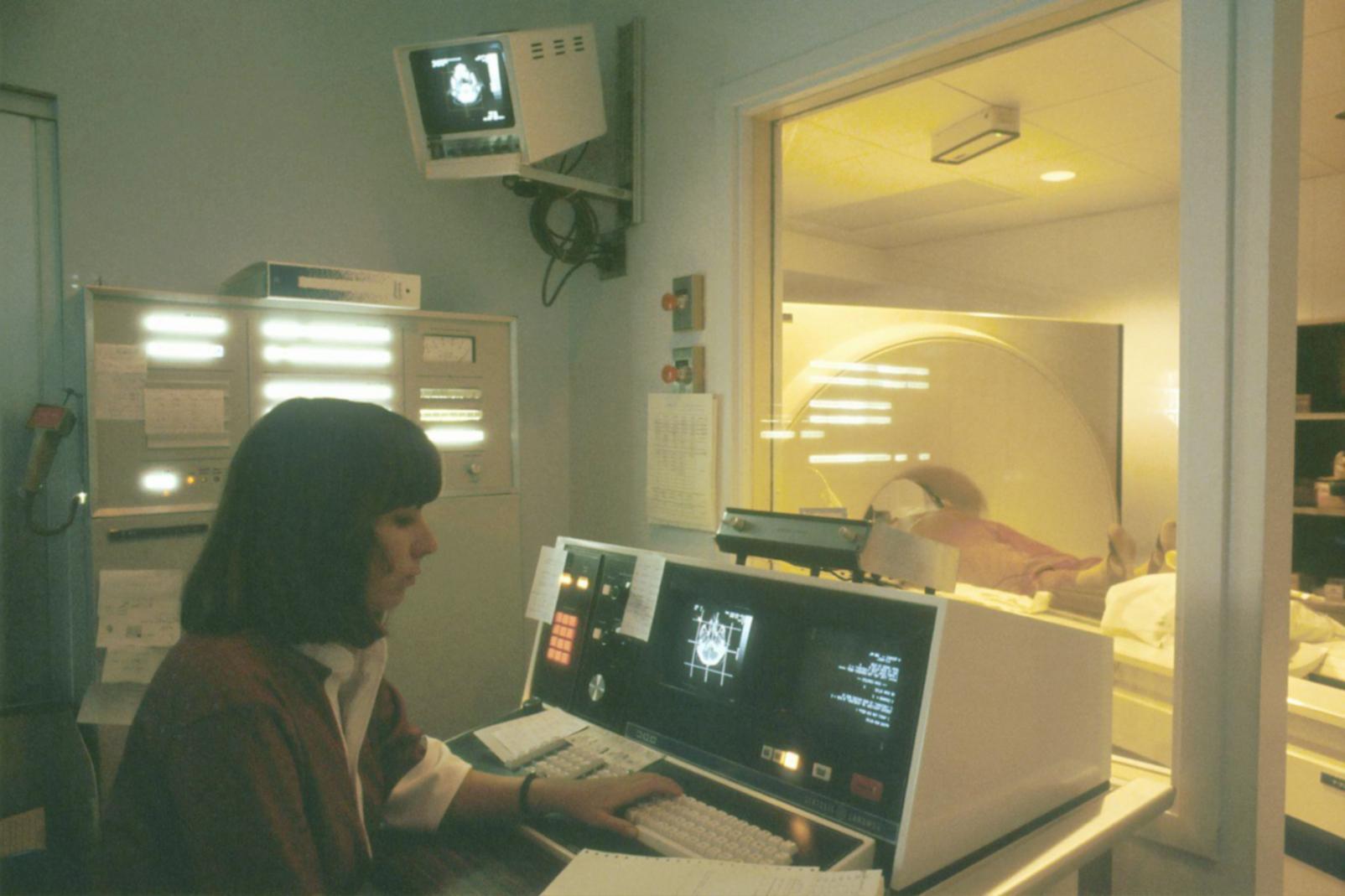 Atelier de vérification des faits avec journalistes analysant des sources multiples