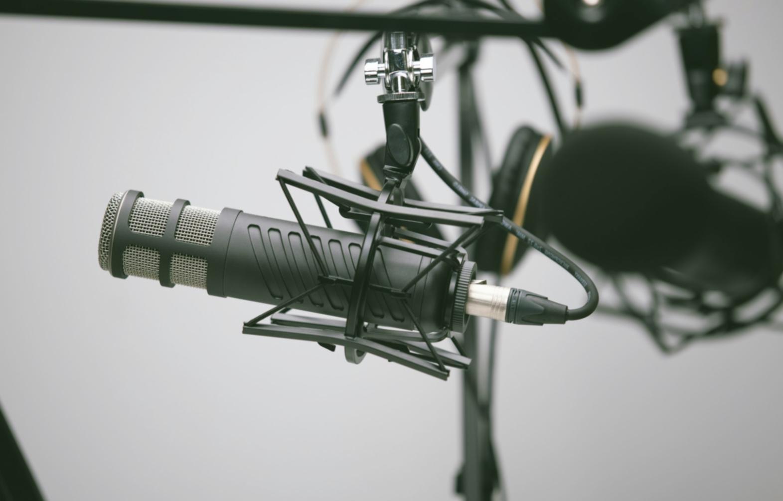 Étudiants internationaux travaillant ensemble sur un projet journalistique